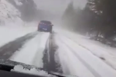 Orkanska oluja potpuno zaustavila saobraćaj, jedna osoba poginula