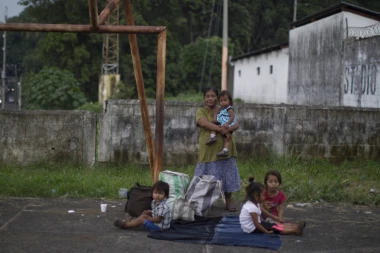 (FOTO) LAVA USMRTILA 75 LJUDI: Fuego progutao Gvatemalu!