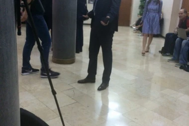 (FOTO,VIDEO) VESIĆ RAZBUCAO JEREMIĆA, a kad je ĐILAS došao na red  - pobegao sa sednice