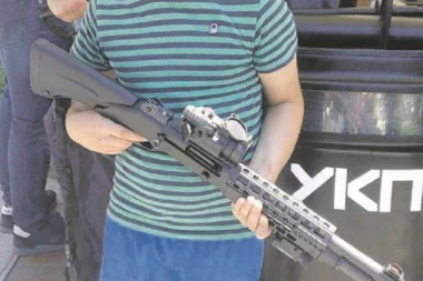 NIKO NEMA REČI HVALE: Dečak koji je napao mališana PROMENIO TRI ŠKOLE!