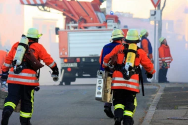"REPUBLIKA" SAZNAJE: GORI STAN U BEOGRADU! Muškarac povređen, vatrogasci na licu mesta!