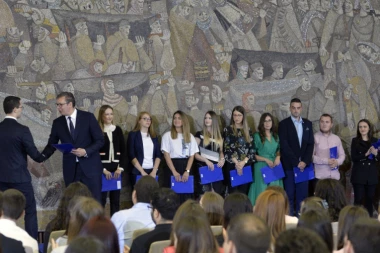 VUČIĆ NAJBOLJIMA URUČIO UGOVORE: Siguran posao za 100 diplomaca medicinskih fakulteta!