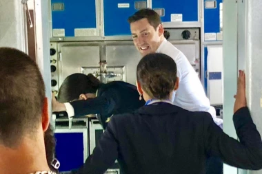 STRUGAR ZASKOČIO STJUARDESU!