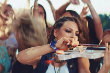 ONA MU JE OMILJENA: Ovu devojku je Joksimović angažovao u TRI SPOTA!