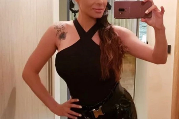 (FOTO) GRUDI ZA DESETKU! Pevačica izašla u provod, pa počastila fanove VRELOM FOTOGRAFIJOM!