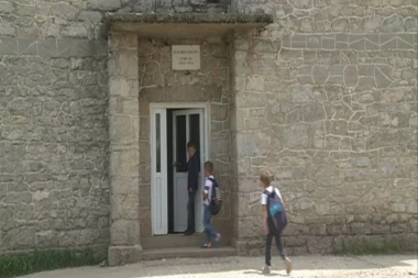 Pedofila nastavnika niko nije smeo da prijavi - ODAVNO ZLOSTAVLJA DEVOJČICE!