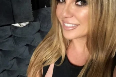 INDIRA JE PRE 20 GODINA IZGLEDALA KAO SOPSTVENA BABA! Urnebesni komentari na PEVAČICINU TRANSFORMACIJU DECENIJE! (FOTO)