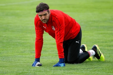 "Put kojim se ređe ide": STOJKOVIĆ SE UZ KNJIGE SPREMA ZA MUNDIJAL!