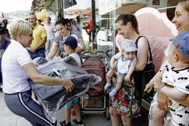 (FOTO) OBEZBEDILI BRANIČEVO: Deci sedišta, bajkerima kacige