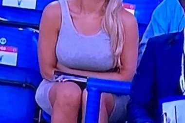 (FOTO) ZASENILA FUDBALERE: Seksi plavuša ukrala svu pažnju na utakmici u Lidsu