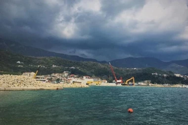 STRAŠNO NEVREME U CRNOJ GORI: Spasavani ljudi sa jahte, prevrnuta vozila, slomljena stakla na bolnici...