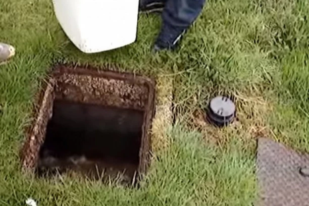 NESREĆA U SURČINU: Dva muškarca upala u septičku jamu, sumnja se da je jedan PREMINUO, drugi na reanimaciji