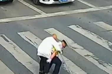 (VIDEO) SUZE SAME KREĆU: Deka se mučio da pređe ulicu, pa ga POLICAJAC PONEO NA LEĐIMA!