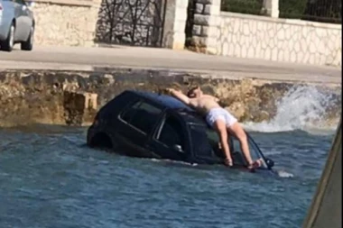 OVO NIJE REALNO: Lik se sunča na kolima koja tonu na sred Jadrana!