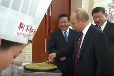 (VIDEO) KULINARSKI MAJSTOR: Ovako Putin pravi palačinke