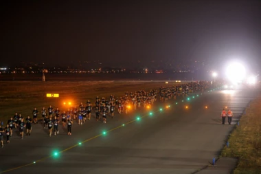 (FOTO) SPEKTAKL NA AERODROMU "NIKOLA TESLA": Zbog ove trke nije bilo aviona 5 SATI!