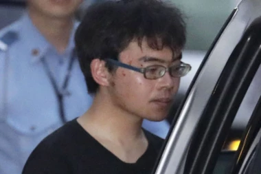 (FOTO) Manijak uleteo u voz i SEKAO LJUDE NOŽEM!