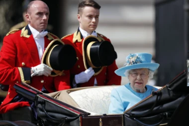(VIDEO) INCIDENT NA ROĐENDANU KRALJICE: Vojnik pao sa konja, hitno prebačen u bolnicu!
