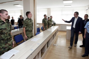 VUČIĆ OBIŠAO INTERNAT VOJNE GIMNAZIJE: Imaćemo najsnažniju armiju u regionu!