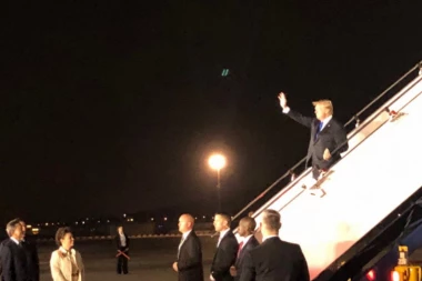 (VIDEO) STIGAO NA ISTORIJSKI SUSRET: Tramp sleteo u Singapur!