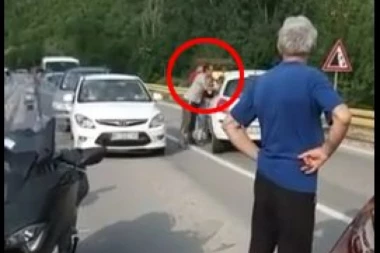 (VIDEO) BAGRA BAHATA! Takozvani demonstranti nasrnuli na monaha kod Sićeva