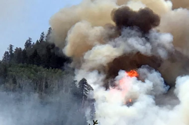 VATRENA STIHIJA U KOLORADU NEZAUSTAVLJIVA: Evakuisano 2.000 ljudi!