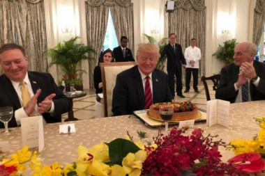 (FOTO) TRAMP PROSLAVIO 72. ROĐENDAN UNAPRED: Dobio voćnu tortu u Singapuru!