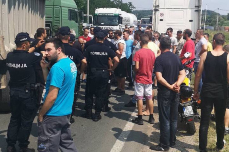 (FOTO) NARODU PUK'O FILM: KAMIONIMA SAMI PROBIJAJU BLOKADU U MLADENOVCU