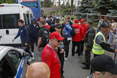 (FOTO) RUSI NA SVE MISLE: Kamp "orlova" čuva jako obezbeđenje