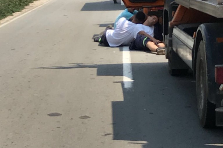 (FOTO) NEVEROVATAN PRIZOR NA PUTEVIMA U SRBIJI: Ljudi spavaju ispod kamiona, najgore u Mladenovcu