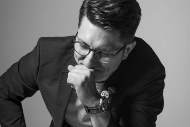 Davor Jovanović održava izložbu fotografija "Smeće"