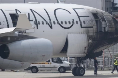 CRNI DIM U FRANKFURTU: 10 radnika se GUŠILO zbog požara na aerodromu!