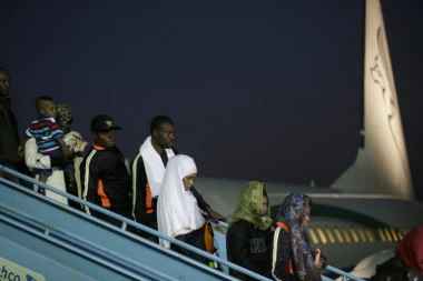 NEČUVENO! KORISTE MUNDIJAL DA BI TRGOVALI DECOM: Spaseno DESETORO mališana na letu za Moskvu!