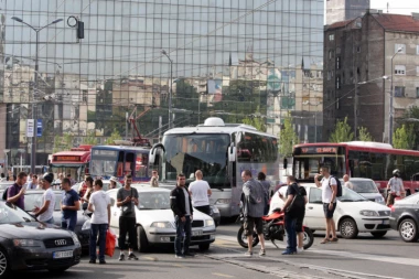 OTKRIVAMO KO ORGANIZUJE BLOKADE PUTEVA: Oni terorišu Srbiju, LOPOVI, DILERI, PEDOFILI  I UBICE VODE PROTESTE!