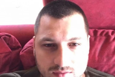 FLAŠOM U GLAVU, ZAVRŠIO NA URGENTNOM SA 12 KOPČI! Pretukli našeg poznatog pevača - krv na sve strane u kafani