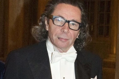 Zbog njega je ove godine UKINUTA NOBELOVA NAGRADA, a sada je OPTUŽEN ZA SILOVANJE!