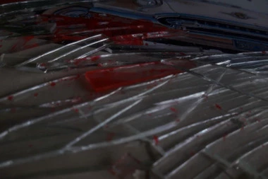 STRAVIČAN UDES KOD RAŠKE: Auto naleteo na kamion, poginula žena!