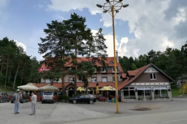 UČITELJ SIGNALIZIRAO VOZAČU DA STANE - ALI BEZUSPEŠNO: Ovako je poginuo mali Aleksa!