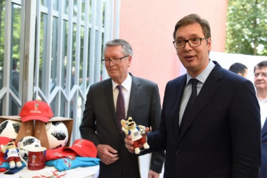 (FOTO) POKLON PRED SVETSKO PRVENSTVO: Čepurin darovao Vučića