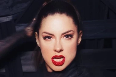 (FOTO) GORI INTERNET: Sara Jovanović pokazala GRUDI PETICE, svi samo u njih gledaju!