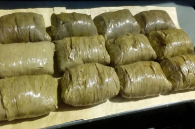 UHAPŠENO 6 DILERA: Zaplenjeno 7 kila droge i hiljade evra