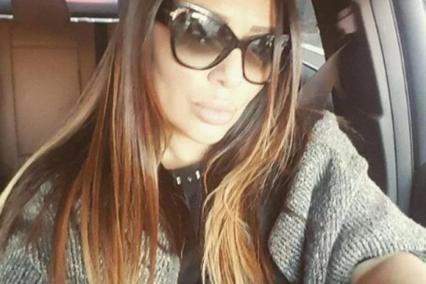 (FOTO) Ana Nikolić u vrućem miniću na vrelom asfaltu: Pevačica objavila provokativnu fotku, a onda su svi zapazili jedan DETALJ!