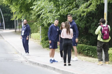 (VIDEO, FOTO) RUSKINJE ODUŠEVLJENE SRBIMA: Devojke jurile Radonjića i Sergeja!