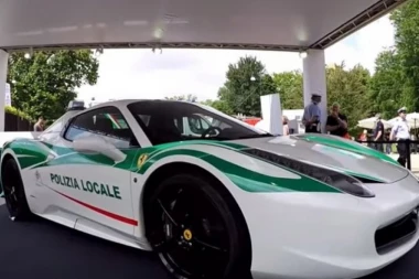 (VIDEO) GENIJALNO! Mafiji zaplenili "ferari", pa ga pretvorili u POLICIJSKI AUTO!