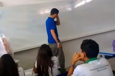 (VIDEO) Učitelj spavao u školi jer nije primio dve plate, a onda su ga UČENICI IZNENADILI!
