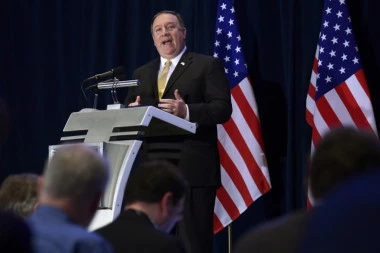 POMPEO KINESKOM KOLEGI PRENEO STAV SAD: Neophodno da sankcije Pjongjangu ostanu