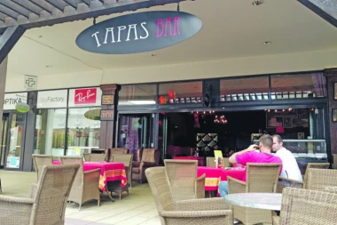 UŽAS U INĐIJI: U kafiću popio kiselu vodu - IZGORELI MU JEZIK, JEDNJAK I GLASNE ŽICE!