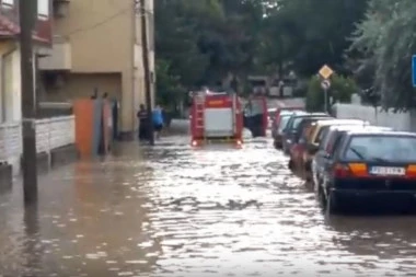 UŽICE POPLAVLJENO, USEVI RAZORENI: Ni 15 ispaljenih raketa nije zaustavilo razorni grad