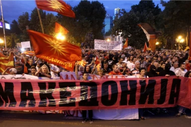 Opet protest ispred Sobranja: Demonstranti traže da se stopiraju izmene Ustava