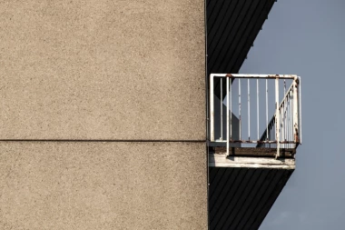 UŽAS! Muškarac skočio sa 15. sprata zgrade na Novom Beogradu!